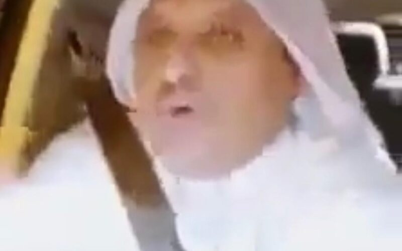 شاهد مقطع فيديو صادم لناشط سعودي طالب بضرب الشعب اليمني بالقنابل النووية
