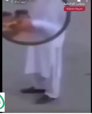 لن تصـدق .. هذا ما يفعله عامل توصيل في السعودية بوجبات الأكل قبل توصيلها .. مشاهد صادمة !