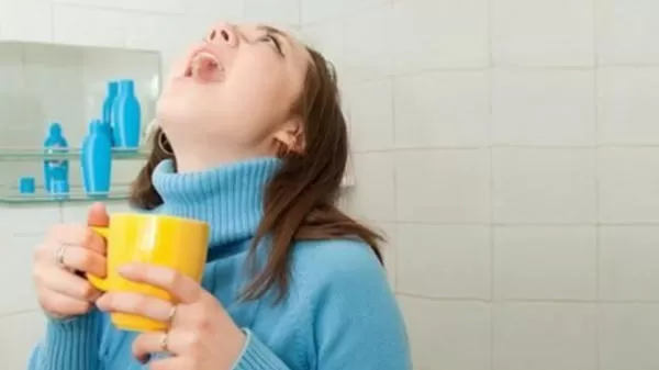 لن تتوقف عن الغرغرة بالماء الدافئ والملح بعد ان تعرف فوائدها العظيمة ليس فقد لالتهاب الحلق