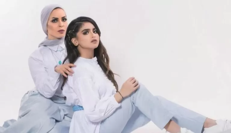 شاهد كيف تصرفت حلا الترك مع والدتها بكل وقاحة بعد ان جاءت تهنيها بنجاح اعلانها الرمضاني