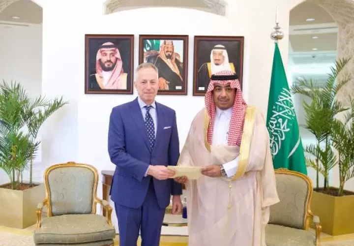 مراسم اعتماد السفير الأمريكي في السعودية تثير جدلًا واسعًا .. شاهد ماذا حدث؟