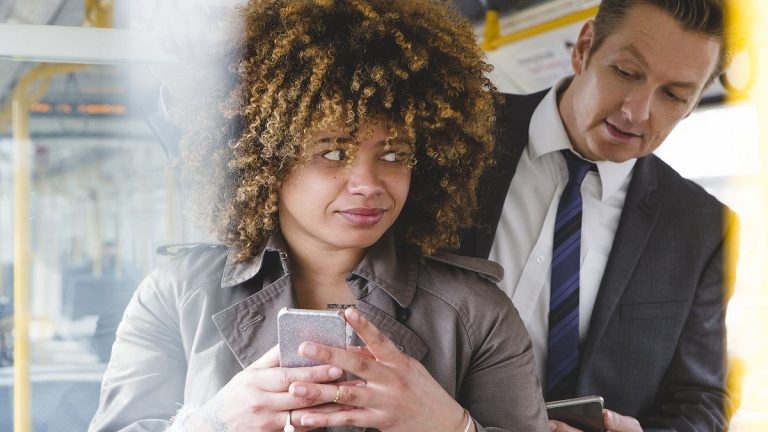 ”أبل“ تطور تقنية تمنع تلصص الآخرين على شاشة هاتفك