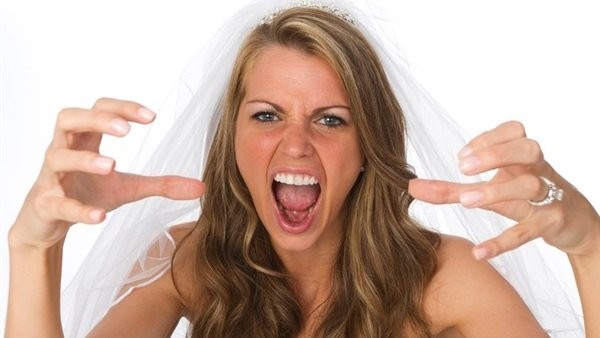 كيد النساء.. صديقة عروس ترتكب فعلا مشينا في حفل الزفاف.. صور