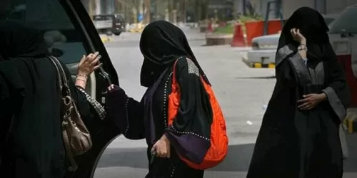 بنات اليمن يعلن الحرب على المتحرشين وفيديو صادم لشاب متحرش حافلة يوصله لنهاية مستحقة .. شاهد