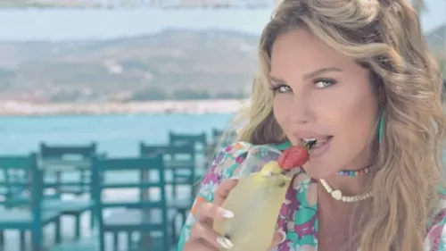 بطلة التجربة الدنماركية التي وقفت عارية امام الزعيم عادل امام تظهر في فيديو فاضح جديد