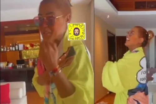 شاهد: وعد السعودية في وصلة رقص جديدة وتثير الصدمة بسبب (ركن المشروبات الكحولية) خلفها الذي يحتوي اغلى انواع الخمور