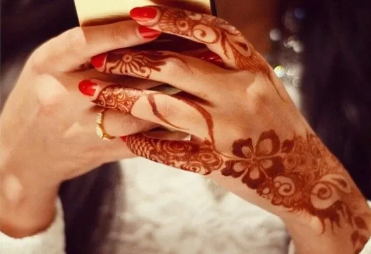 اكتشف بالصدفة في ليلة الدخلة حقيقة عروسته وانها خبرة فاخبر اهلها بما كان يعتقد انه سر لكنهم صدموه بردة فعلهم واجبروه على فعل هذا الشيء الصادم