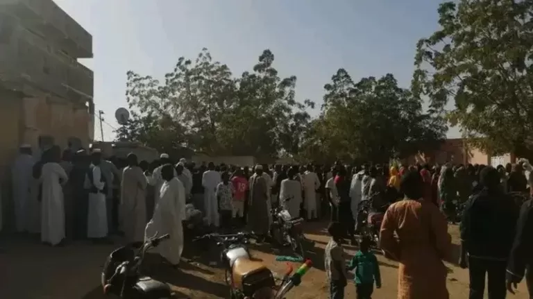 القصة الكاملة للجريمة التي هزت السودان.. وجد الاب معلقاً في المروحة والزوجة والابناء قتلى تحت قدميه