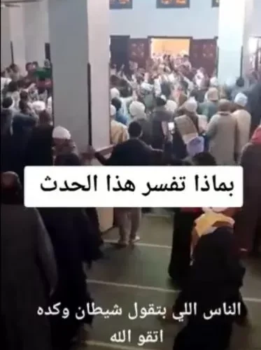 جنازة ميّت في مصر ترفض الخروج من المسجد وتسحب حامليها إلى الخلف! (فيديو)