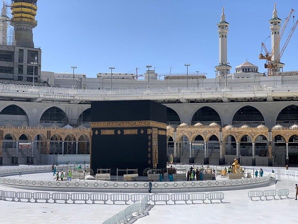 شاهد .. مقطع يوثق اللحظات الأولى لإزالة الحواجز الوقائية حول الكعبة