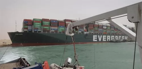 تفاصيل العمل الجبار لتعويم السفينة وإعادة فتح قناة السويس