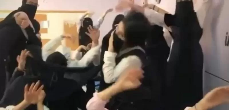 شاهد فيديو مسرب من مدرسة بنات في السعودية وما ظهر فيه من جرأة اشعل المملكة