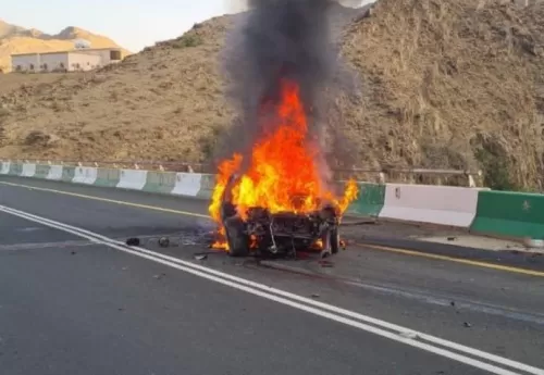 احتراق سيارة في السعودية ونجاة من فيها بأعجوبة .. شاهد
