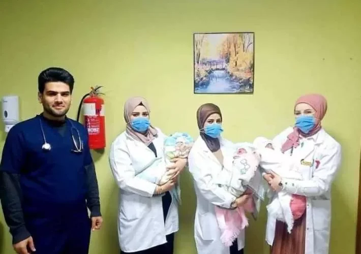 بالصور: مسن عراقي يرزق بثلاثة توائم من زوجته الرابعة بعد حرمان 50 عامًا