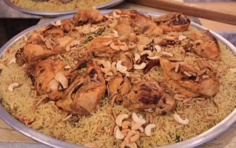 مواطن سعودي يدخل مطعم لتناول “كبسة باللحم “.. وعندما قدم العامل الوجبة كانت الصدمة!