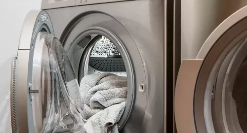 مأساة وفاة طفل بعد العثور عليه داخل غسالة للملابس