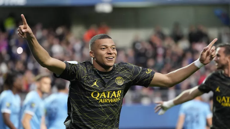 ناصر الخليفي يفاجئ الهلال بموقف جديد من صفقة امبابي