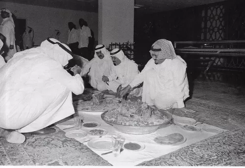 صورة نادرة للملك فهد والملك عبد الله في حفل عشاء اقامة وزير في هذا العام