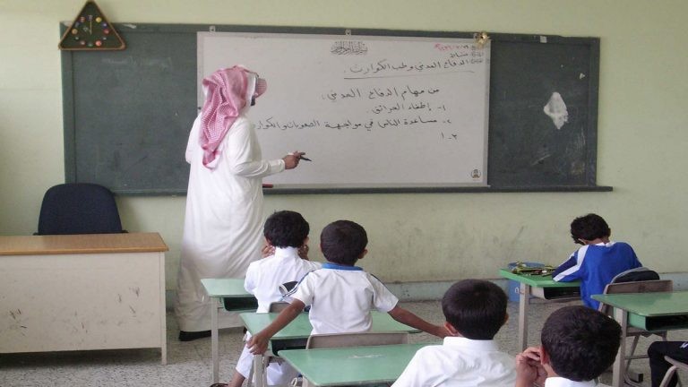 هل يشمل تعليق الدراسة في السعودية المعلمين والإداريين؟