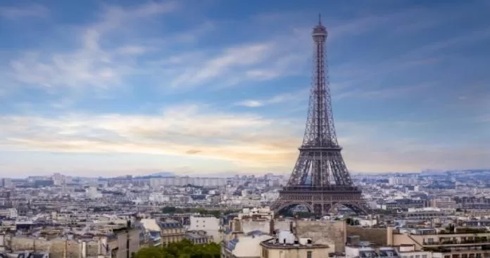 بالفيديو شاهد : لحظة تفجير برج “إيفل” ينشر الرعب في اوربا من الحرب العالمية الثالثة