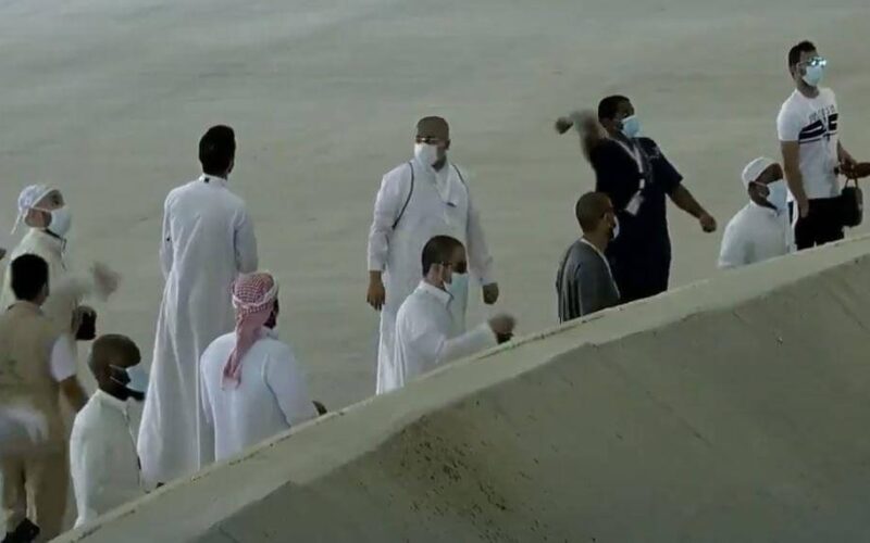 بالفيديو: ضيوف الرحمن يرمون الجمرات في ثاني أيام التشريق