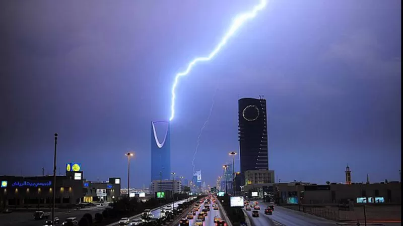 الأرصاد السعودية تحذر من تقلبات قوية وأمطار غزيرة من غد الأربعاء في هذه المناطق