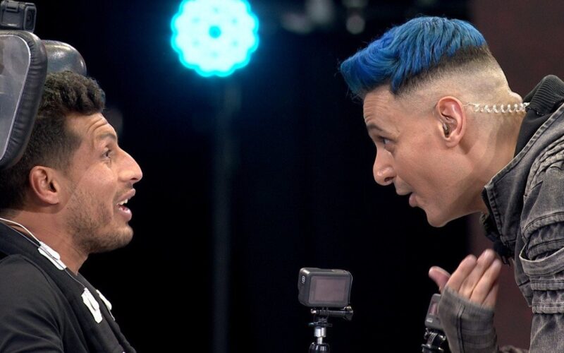 طارق حامد يسقط رامز جلال ومساعده في بركة “رامز مجنون رسمي” (فيديو)
