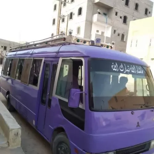 ابتكار مدهش .. مواطن يمني يحول الباص الخاص به الى مجلس عربي متنقل .. شاهد كيف يبدو من الداخل ..صور