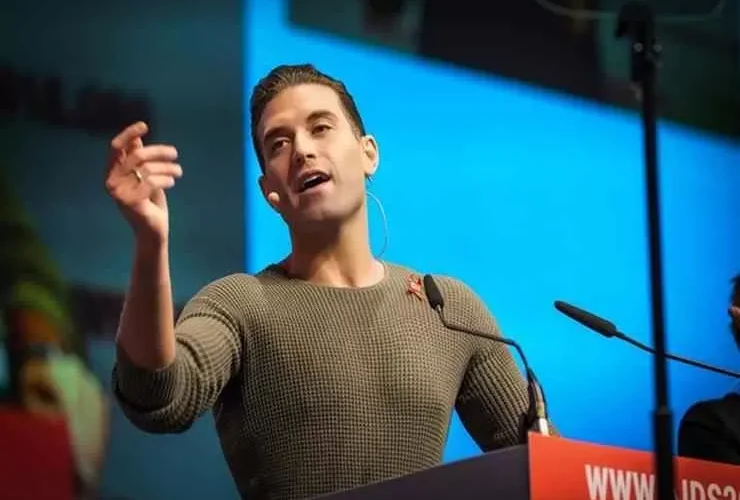 بصورة لـ مؤخرته| حفيد عمر الشريف يثير الجدل في أحدث ظهور له.. شاهد