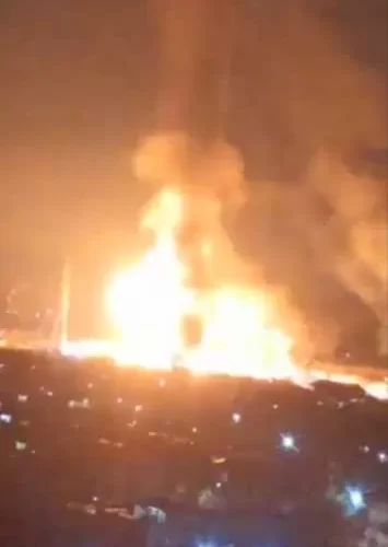 انفجارات عنيفة وحرائق ضخمة في عاصمة دولة إسلامية.. أول فيديو