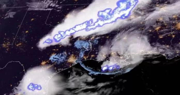 تفاصيل مرعبة عن اطول ضربة صاعقة في العالم ضربة مسافة تصل الى آلف كيلو متر في هذه الدولة