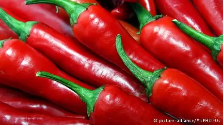 للرجال فقط لن تصدق ما سيحدث عندما تفرك قدميك بعصير الفلفل الأحمر قبل النوم