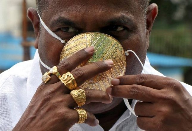 هندي يحمي نفسه من كورونا بـ 4 آلاف دولار .. ويكشف سر الكمامة الذهبية