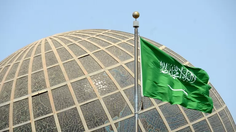 إعلان جديد من الداخلية حول الفئات المعفية من رسوم المرافقين في السعودية