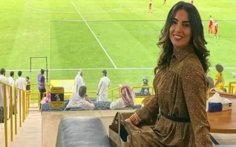 بالفيديو : زوجة مدرب فريق النصر تفاجيْ السعوديين بما قالته عن الآذان بعد أن سمعته !