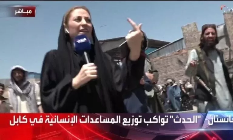 شاهد عناصر من طالبان يعتدون على فريق قناة الحدث في العاصمة الأفغانية كابول