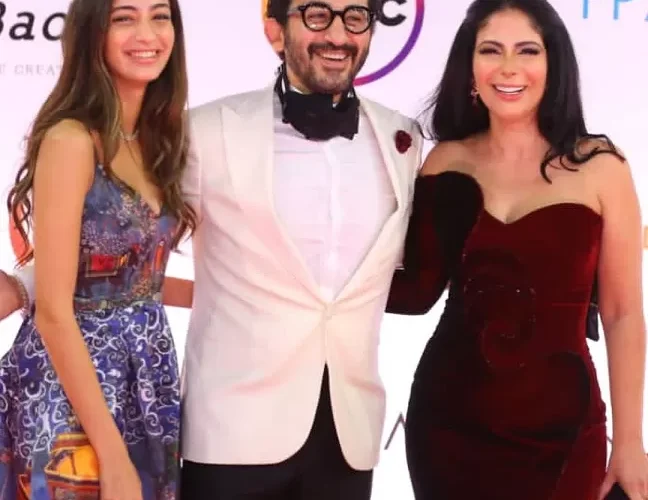 الفنان احمد حلمي ومنى زكي في ورطة بسبب حركة غير لائقة من ابنتهم الجميلة
