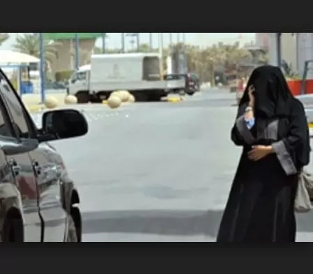 شاهد : شاب يجبر فتاة سعودية على ركوب سيارته في منطقة الشرقية والمارة يتدخلون..لن تصدق ماذا حصل بعدها