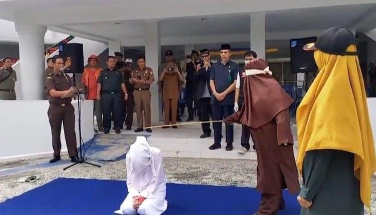 بالفيديو: تنفيذ حكم الجلد بحق امرأة ضبطت مع رجل في غرفة فندق