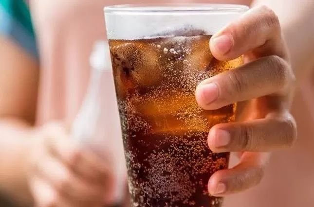 هذه المشروبات التي نتاولها بشكل يومي تزيد خطر اصابتك بالسكري وتؤدي الى العقم ..احذر منها