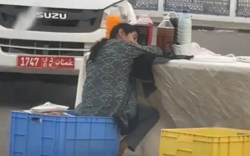 تعرف على الحقيقة الكاملة لفتاة العصائر في سلطنة عُمان التي كانت تنام في الشارع وحقيقتها صدمت كل من عرفها
