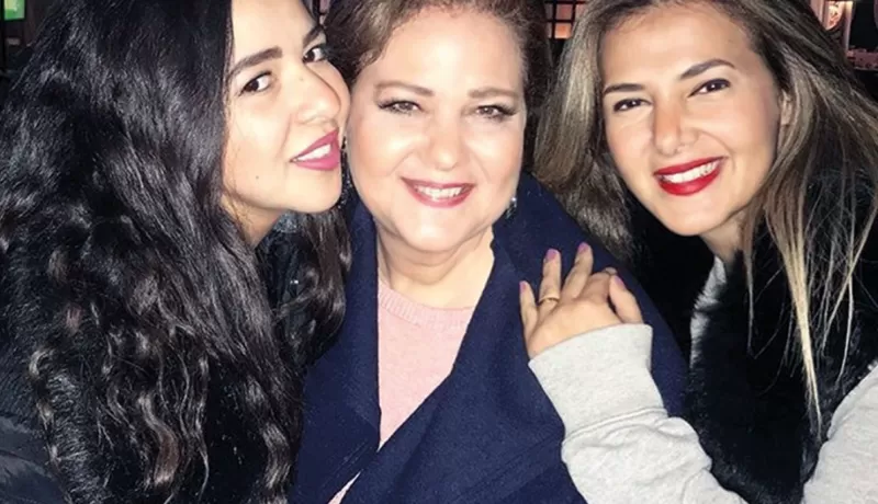 قصة غريبة ينشرها مقربون من دلال عبد العزيز عن المسبحة الحمراء التي لم تفارقها منذ سنوات وصراع دنيا وايمي عليها لسبب لا يخطر على البال