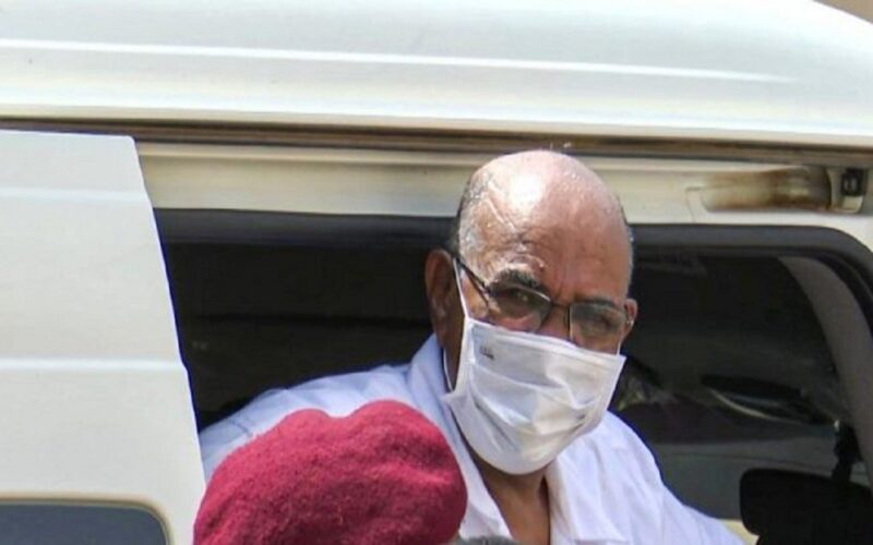 بالصور.. عمر البشير يظهر للمرة الأولى بملابس السجن