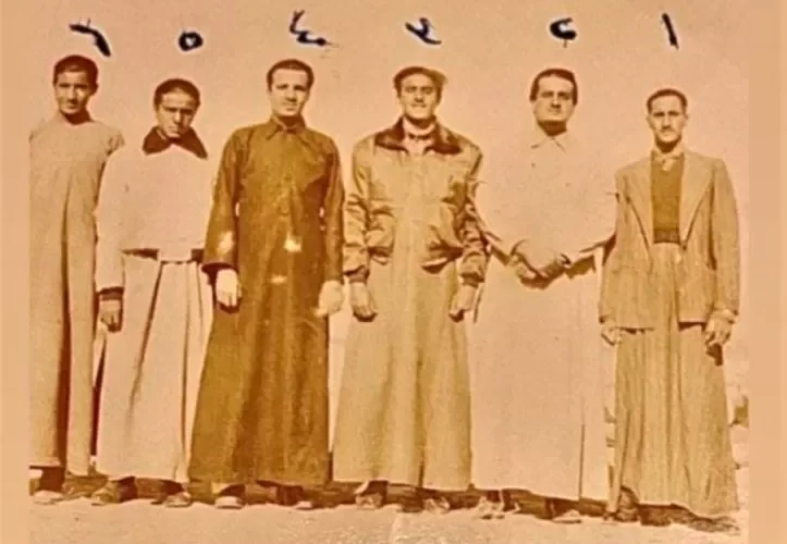 شاهد ما كتبه الملك فهد بخط يده على صورة نادرة جمعت 6 من أبناء الملك عبد العزيز .