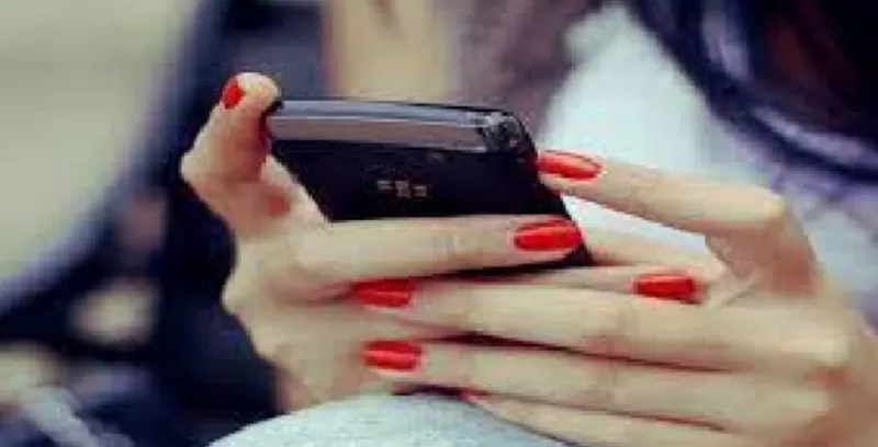 فتاة مراهقة نسيت هاتفها في المنزل والكاميرا مفتوحة .. وعندما عادت إليه كانت الصدمة المرعبة!