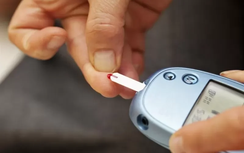 ثمانية اخطاء نقوم بها اثناء قياس السكري في الدم باستخدام اجهزة القياس المنزلية تظهر لنا ارقام غير صحيحة وهكذا يمكن تجنبها بسهولة