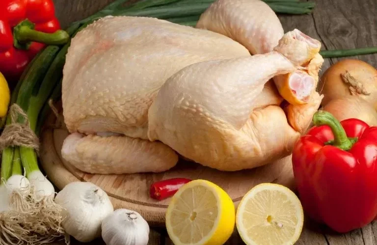 علامات تدل على ان الدجاج المجمد فاسد.