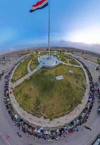 شاهد.. أطول مائدة إفطار لشباب من مختلف المحافظات اليمنية