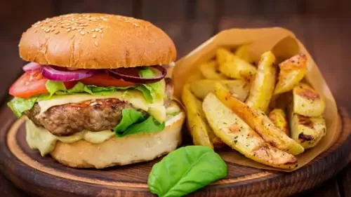 طالب يوفر ثمن طعامه بطريقة ذكية.. فماذا فعل؟