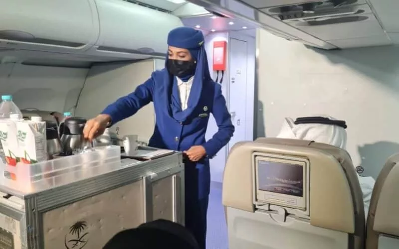 شاهد: مضيفة طيران سعودية تكشف عن حركات اغراء تتعمد المضيفات القيام بها على متن الطائرات لسبب لا يخطر على بال